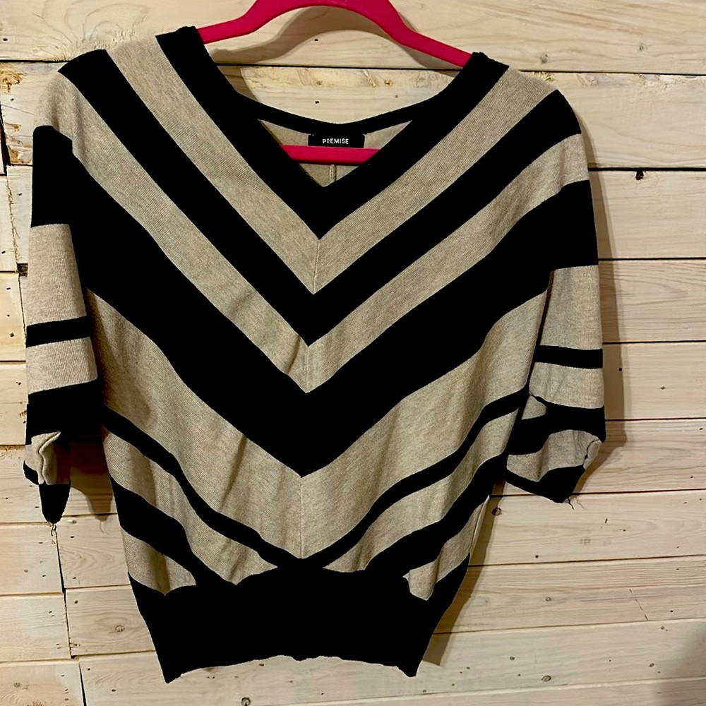 Sweater black and gold stripes